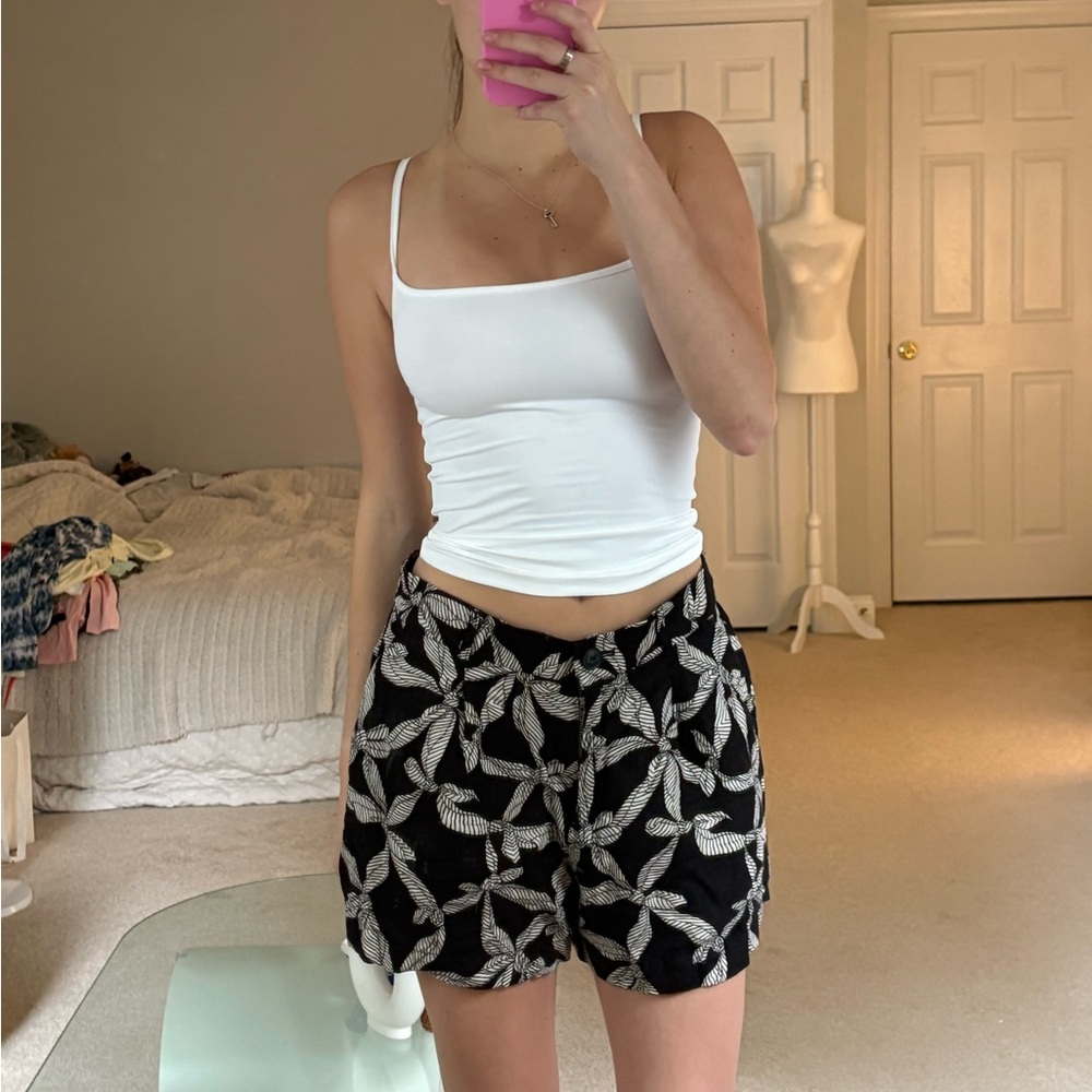 Loft Black and White Leaf Print Women's Shorts